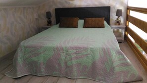 1 slaapkamer, een strijkplank/strijkijzer, reisbedje, beddengoed