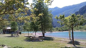 Un parc au bord du lac, équipé de tables de pique-nique et d’un kiosque.
