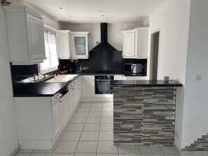 Fridge, microwave, oven, stovetop - Whole house 8 pl 4 bd near Peaugres zoo with swimming pool  (Anneyron)