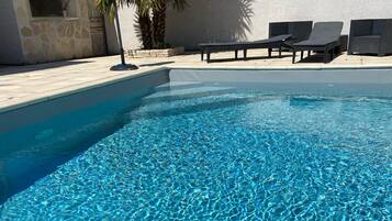 Alberca al aire libre y alberca climatizada