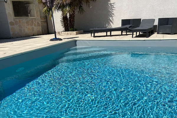 Een buitenzwembad, een verwarmd zwembad