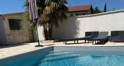Maison entière 8 pl 4 ch proche du zoo de Peaugres avec piscine