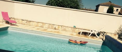 Una piscina al aire libre, una piscina climatizada