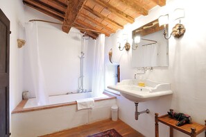Chuveiro/banheira combinados, secador de cabelo, bidê, toalhas de banho