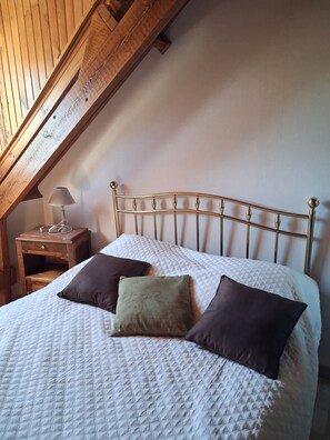 4 bedrooms, iron/ironing board, free WiFi, bed sheets