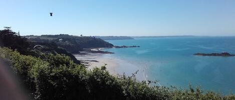 بالقرب من الشاطئ