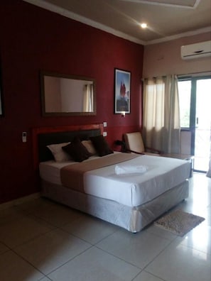 Minibar, decoración personalizada, muebles diferentes y escritorio
