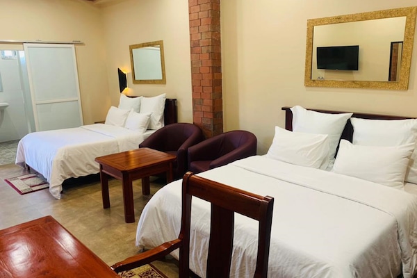 Executive Twin Room | Minibar, individually decorated, individually furnished, desk