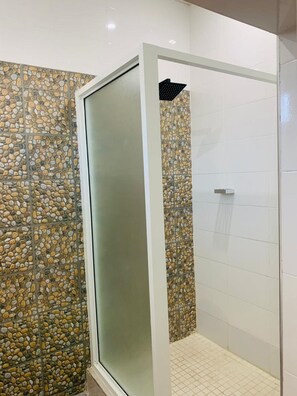 Shower, free toiletries, hair dryer, towels - Starscape Hotel (Ndola)