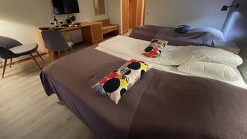 Kolmen hengen perushuone | Ilmainen Wi-Fi, vuodevaatteet