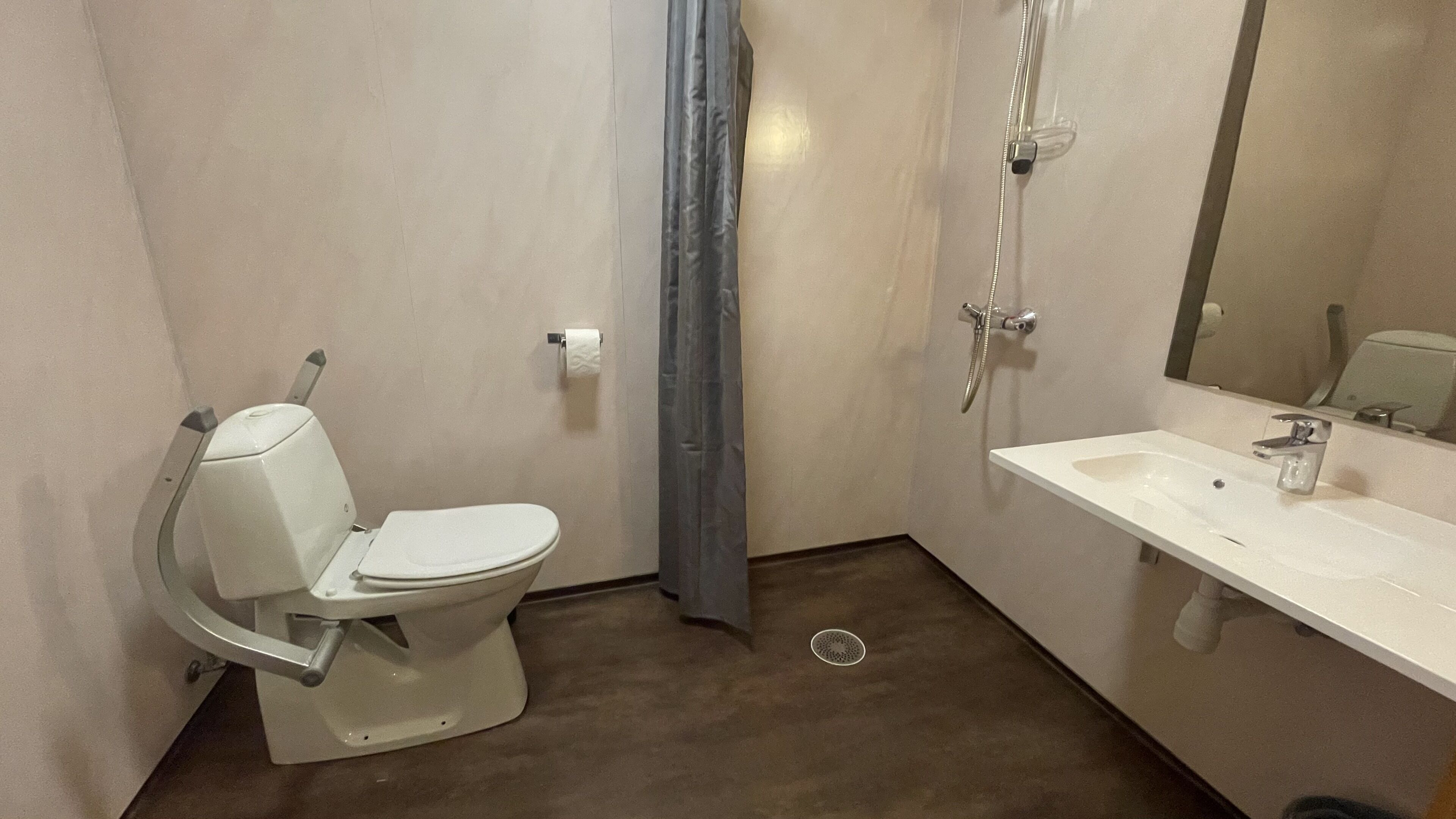 shower, free toiletries, towels