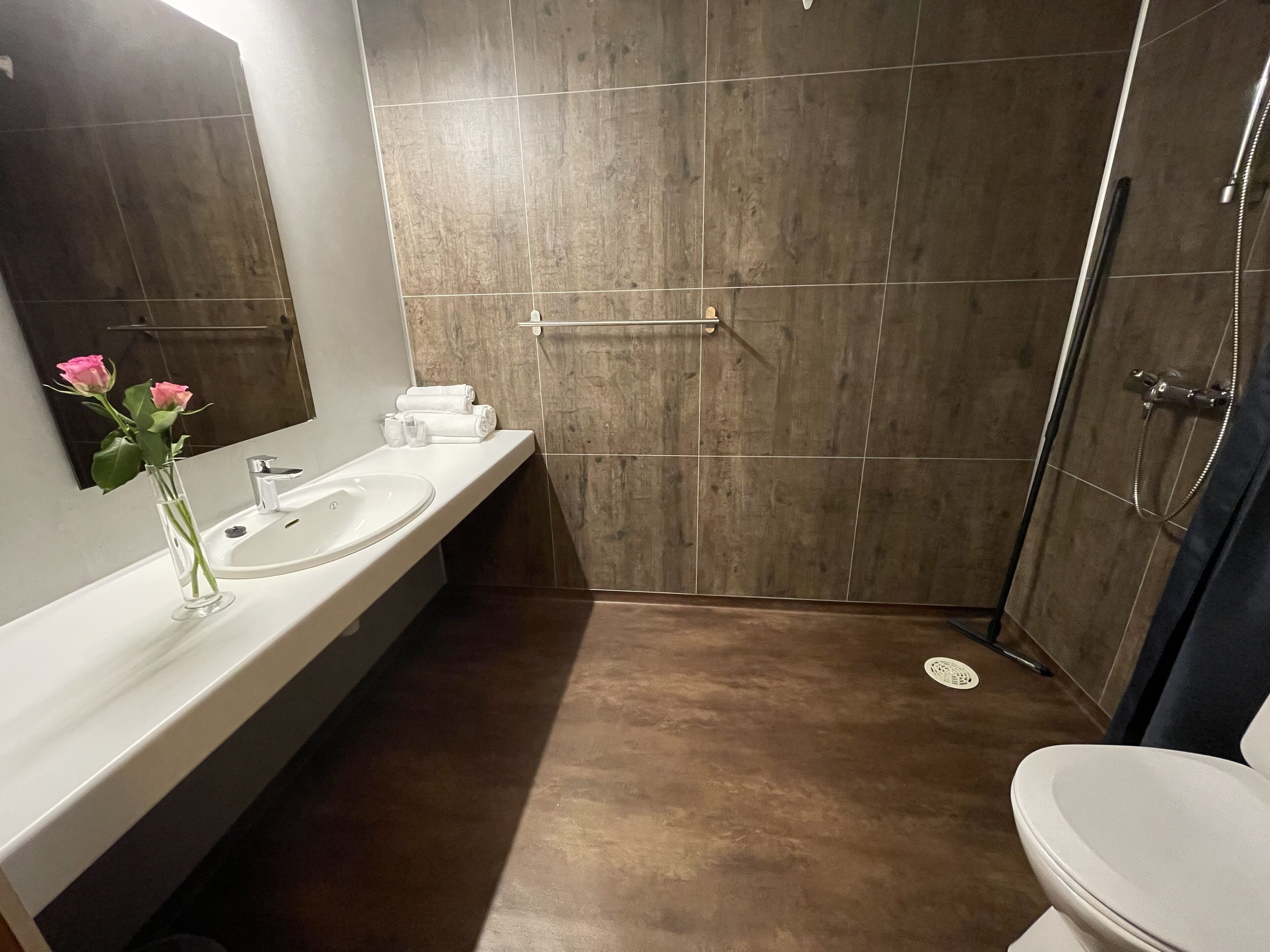 basic triple room | bathroom | shower, free toiletries, towels