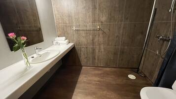 Kolmen hengen perushuone | Kylpyhuone | Suihku, ilmaiset hygieniatuotteet, pyyhkeet