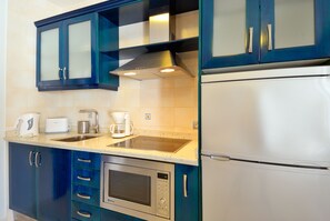 Réfrigérateur, micro-ondes, plaque de cuisson, bouilloire électrique