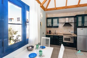 Een koelkast, een microgolfoven, een kookplaat, een waterkoker