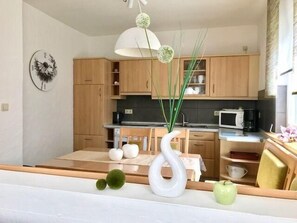 Kühlschrank, Mikrowelle, Geschirrspüler, Toaster