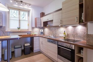 Refrigerador, microondas, placa de cocina, lavavajillas