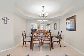 Dining - Gorgeous updated condo, 24 hour secured building + Free Attraction Tickets! (Myrtle Beach)