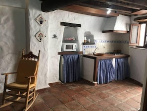 Frigorífico, microondas, cafetera o tetera y tostadora