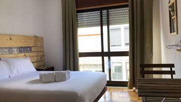 Quarto casal, sacada | Ferros/tábuas de passar roupa, Wi-Fi de cortesia, roupa de cama