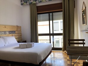 Double Room, Balcony | Iron/ironing board, free WiFi, bed sheets - Casa Bonjardim (Porto)