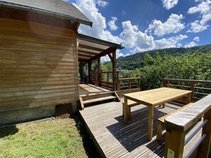 Outdoor dining - Chalet CAPLUC sleeps 10 (Mont-Dore)