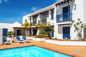 Een buitenzwembad en een verwarmd zwembad