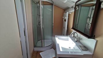 Douche, serviettes fournies
