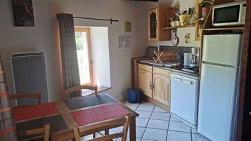 Réfrigérateur, micro-ondes, plaque de cuisson, lave-vaisselle