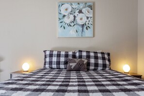 2 slaapkamers, een strijkplank/strijkijzer, reisbedje, gratis wifi