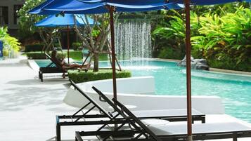 Una piscina cubierta, una piscina al aire libre