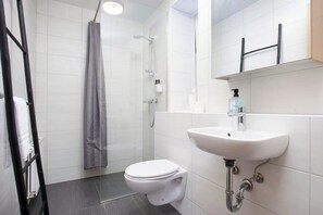 Douche, sèche-cheveux, serviettes fournies