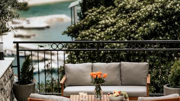 Luxe appartement, gedeeltelijk uitzicht op zee | Terras