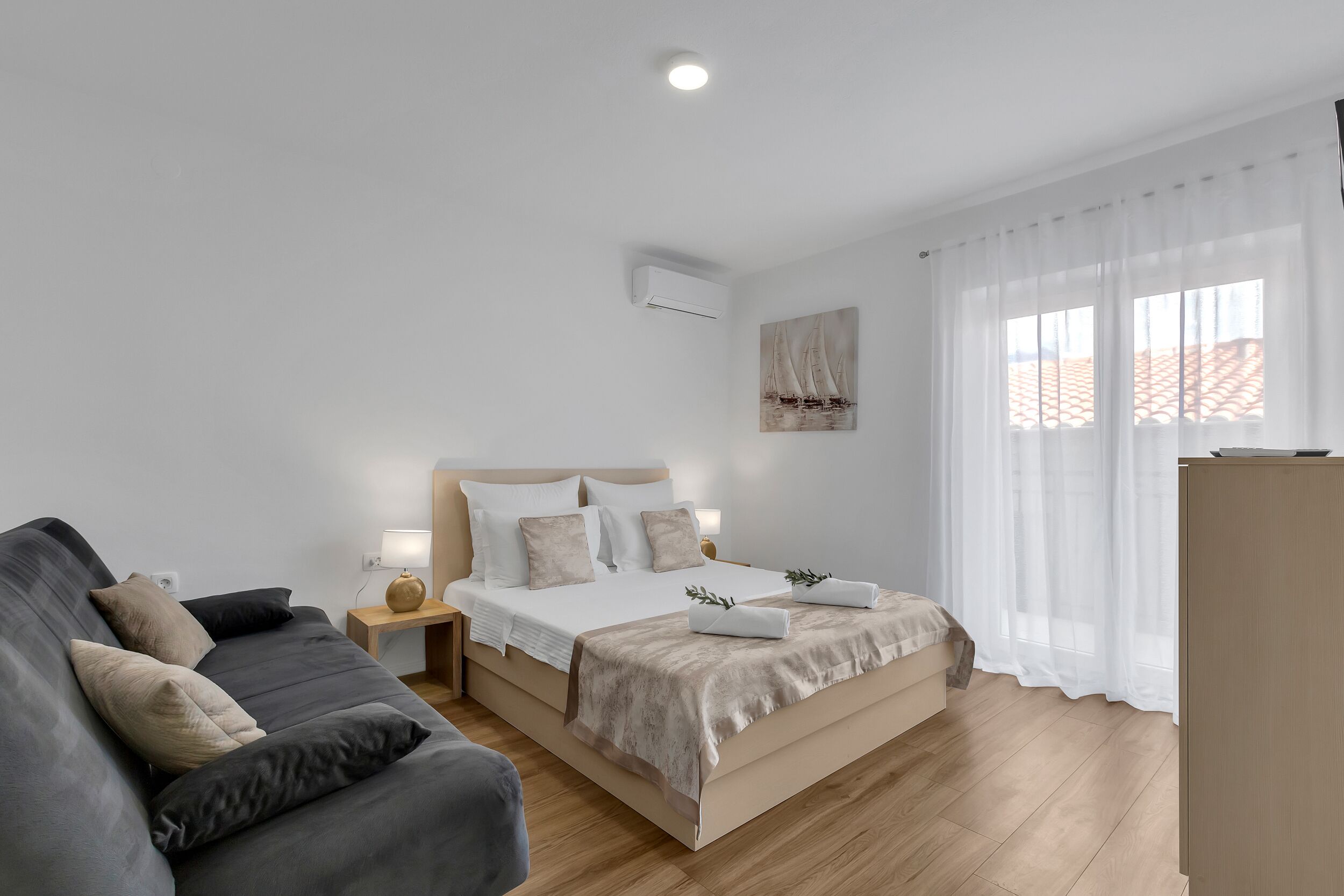 Comfort-huoneisto | Ylelliset vuodevaatteet, untuvapeitot, memory foam -patjalliset sängyt