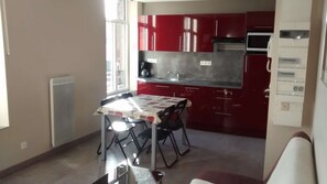 Réfrigérateur, four à micro-ondes, un four, lave-vaisselle