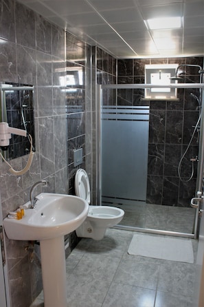 Comfort-huoneisto | Kylpyhuone | Suihku, sadesuihkupää, hiustenkuivaaja, pyyhkeet