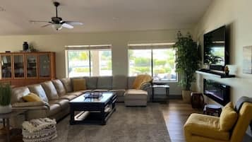 Una Smart TV, una chimenea, un reproductor de DVD