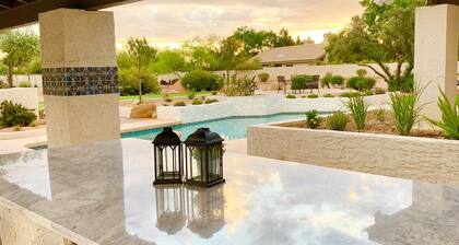 Incredibly spacious Gathering place, Private Pickleball Court, Sleeps 14,