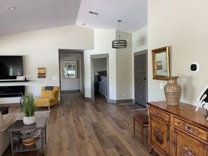 5 slaapkamers, een bureau, een strijkplank/strijkijzer, gratis wifi