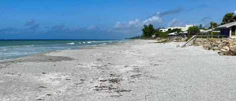 Una spiaggia nelle vicinanze, lettini da mare, teli da spiaggia