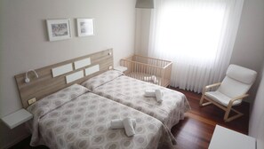 3 makuuhuonetta, silitysrauta/-lauta, ilmainen Wi-Fi, vuodevaatteet