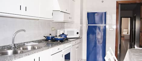 Réfrigérateur, micro-ondes, four, cafetiÚre/bouilloire