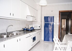 Jääkaappi, mikroaaltouuni, uuni, kahvin-/teenkeitin