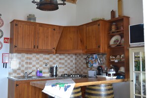 Fridge, microwave, oven, stovetop - Maisonette Shifts from Feteira (Feteira - Angra do Heroísmo)