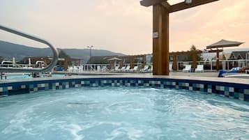 Una piscina al aire libre, una piscina climatizada