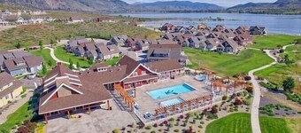 Cozy, Modern Cottage by the Lake in Wine Country