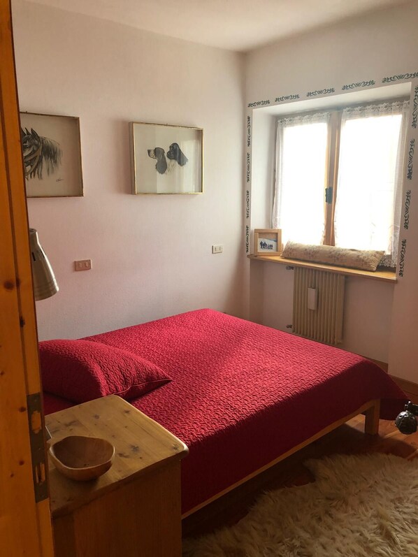 2 bedrooms, iron/ironing board