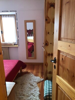 2 Schlafzimmer, Bügeleisen/Bügelbrett