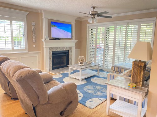 Kingston Resort: Ground floor, 7 min walk to beach, two decks