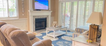 Kingston Resort: Ground floor, 7 min walk to beach, two decks